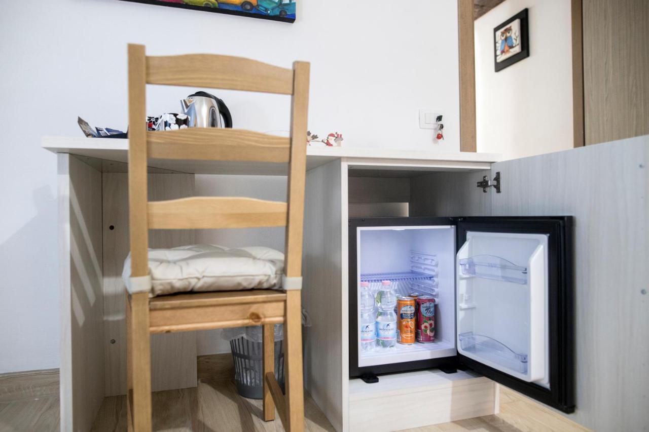 'A Room De' Scugnizzi Napoli Bagian luar foto