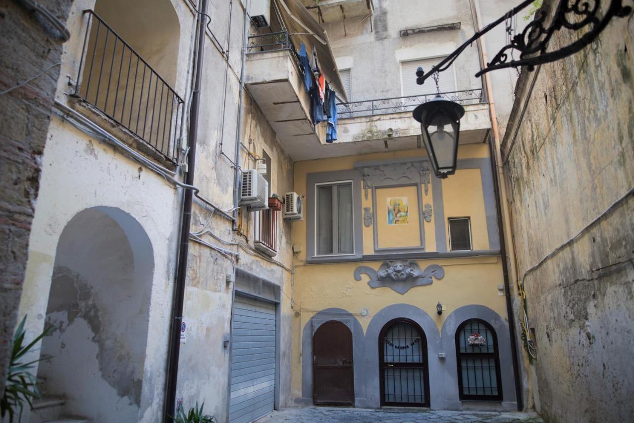 'A Room De' Scugnizzi Napoli Bagian luar foto