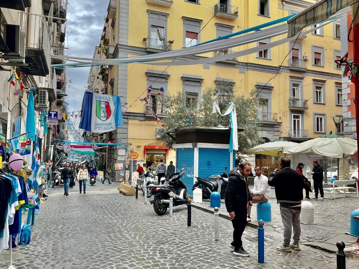 'A Room De' Scugnizzi Napoli Bagian luar foto