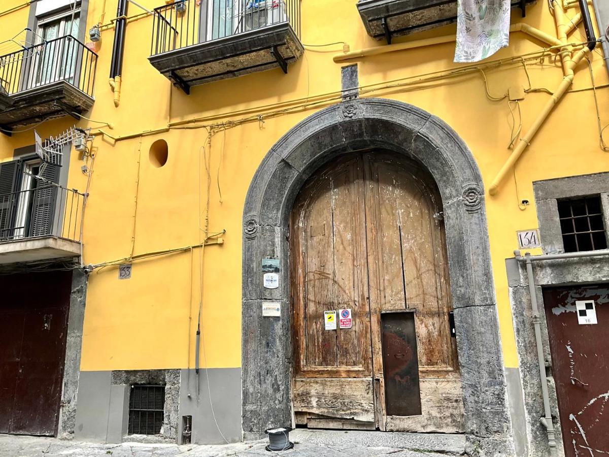 'A Room De' Scugnizzi Napoli Bagian luar foto