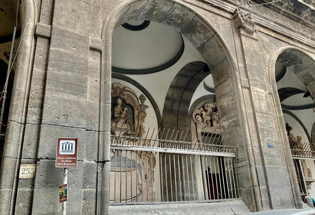 'A Room De' Scugnizzi Napoli Bagian luar foto