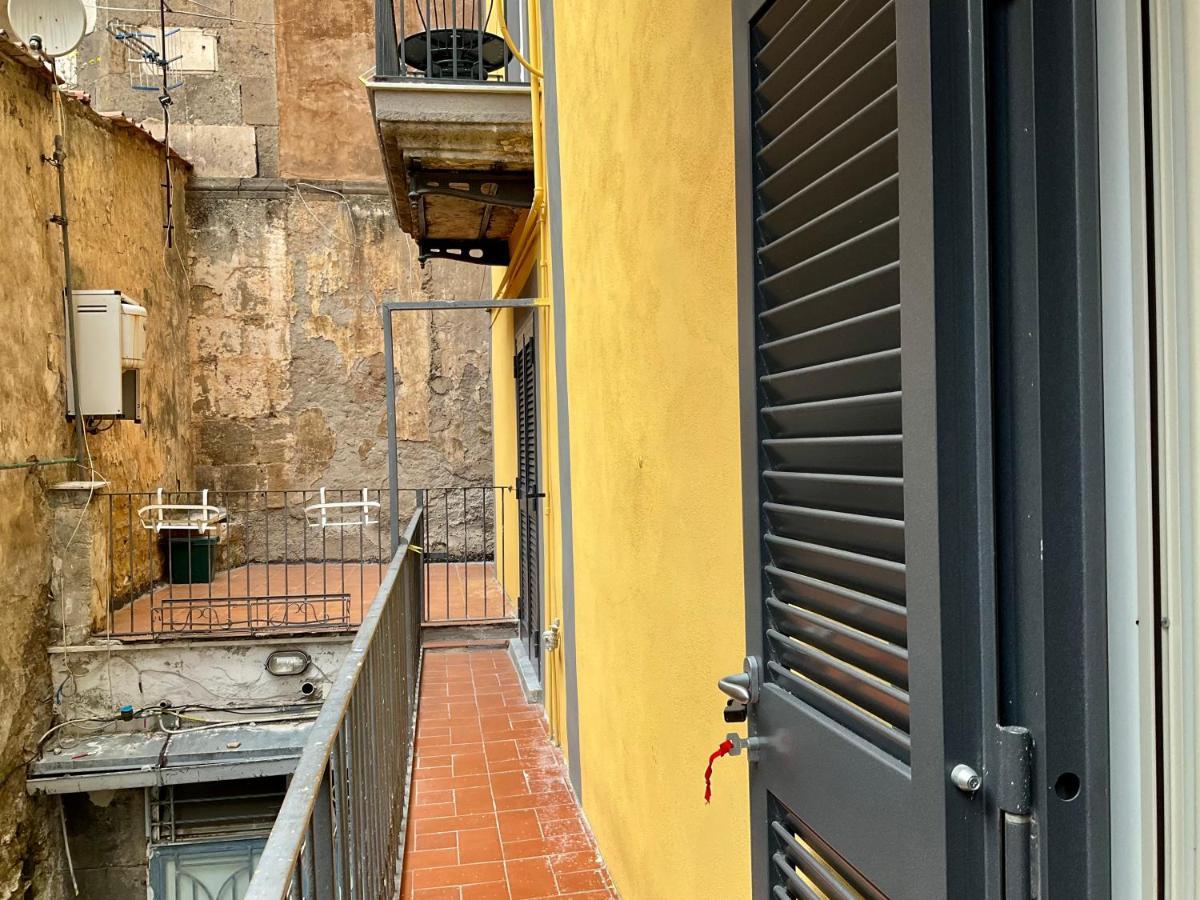 'A Room De' Scugnizzi Napoli Bagian luar foto
