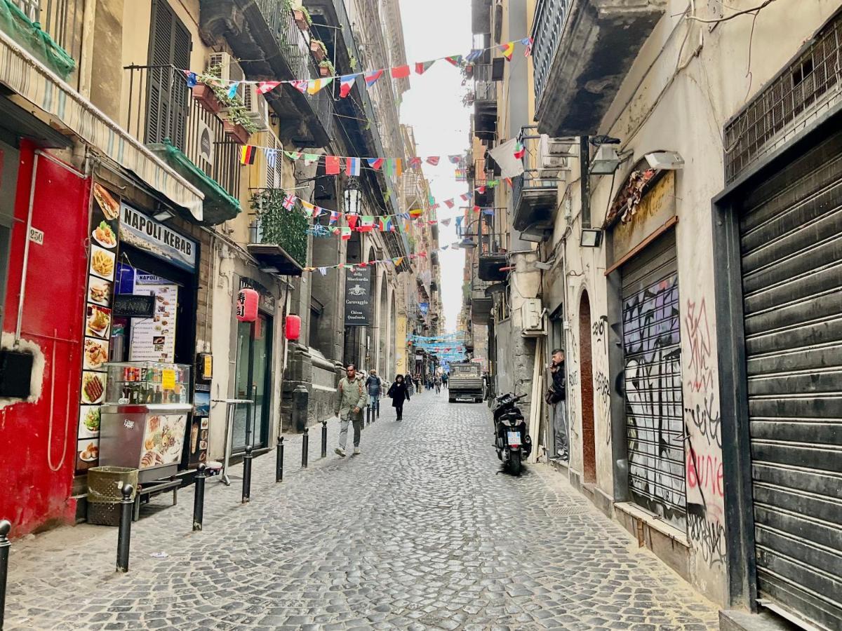 'A Room De' Scugnizzi Napoli Bagian luar foto