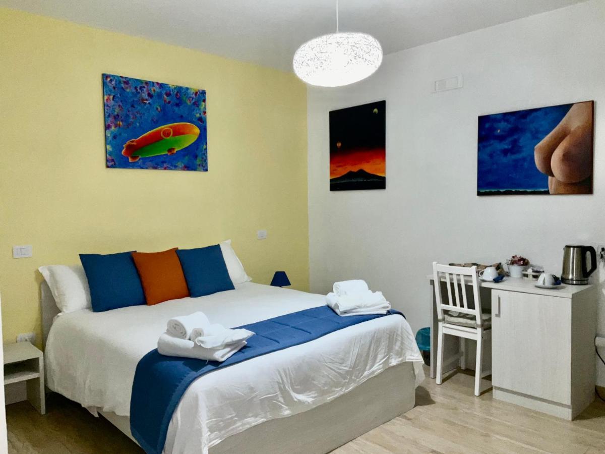 'A Room De' Scugnizzi Napoli Bagian luar foto